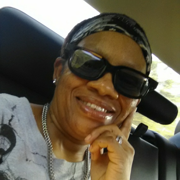 Profile Picture of Richardina Gore (@dinamgore72) on Poshmark