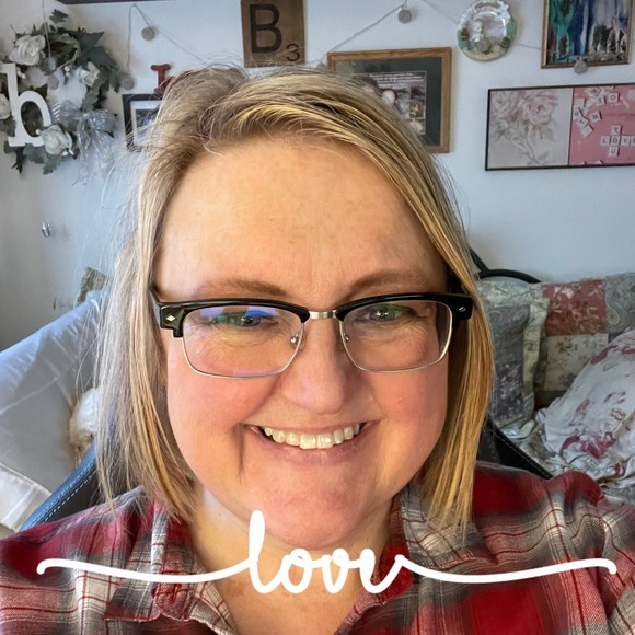 Profile Picture of Shelly Bradley (@shellybee95) on Poshmark