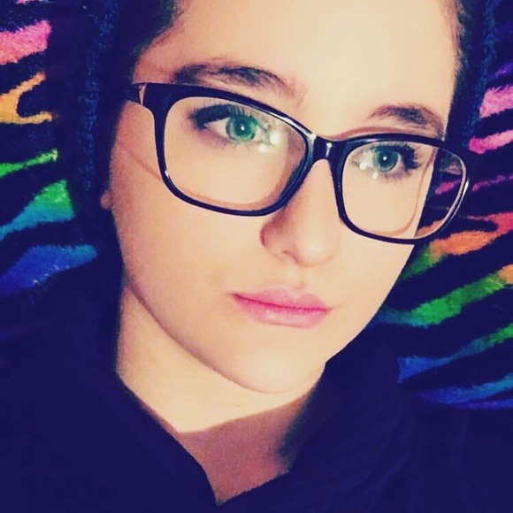 Profile Picture of Jess Dearing (@jdearing99) on Poshmark