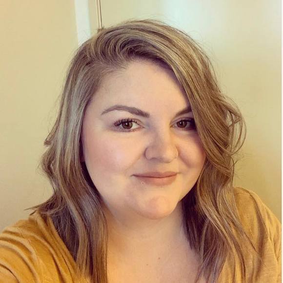 Profile Picture of Jen Larsen (@jenlarsen00) on Poshmark