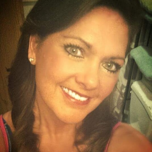 Profile Picture of Deborah Minor (@pebbles328) on Poshmark