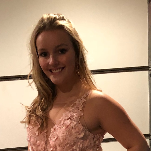 Profile Picture of Brooklyn Vanloo (@brooklyn_vanloo) on Poshmark