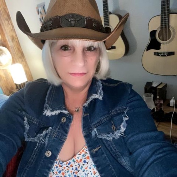 Profile Picture of Beatriz Alvarino (@gonzalezbety3) on Poshmark