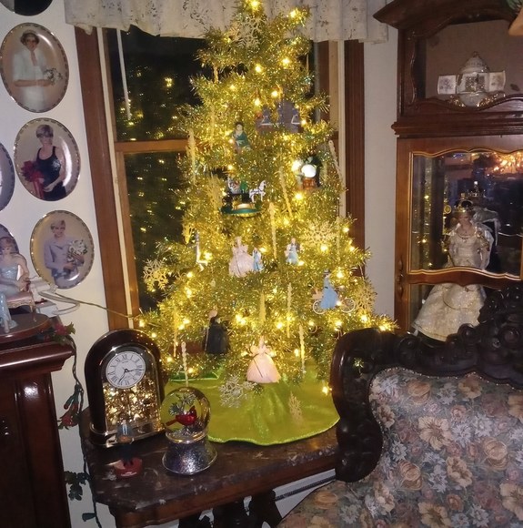 Profile Picture of Michael Maxwell (@ottermax1987) on Poshmark