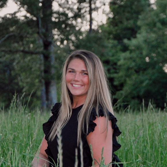 Profile Picture of Danielle Biggerstaff (@daniellebigg) on Poshmark