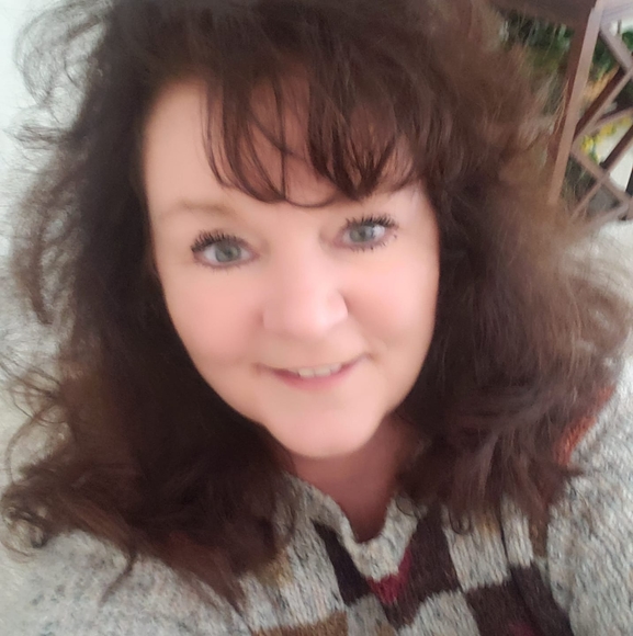 Profile Picture of Debannie Gobeski (@debannie2728) on Poshmark