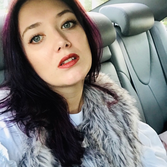 Profile Picture of Allison Nekola (@anekola42) on Poshmark