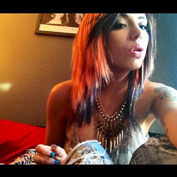 Profile Picture of Nicole Blower (@nicolesells) on Poshmark