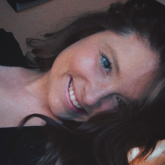 Profile Picture of Hannah Bates (@hannahbates163) on Poshmark