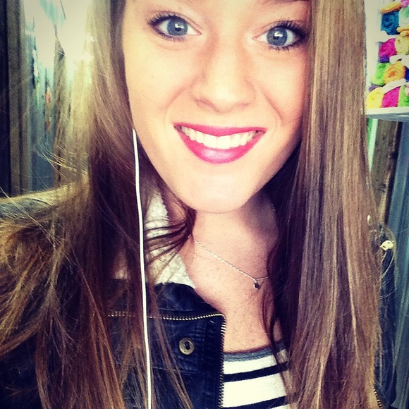Profile Picture of Jesi Scurry (@jesmarie18) on Poshmark
