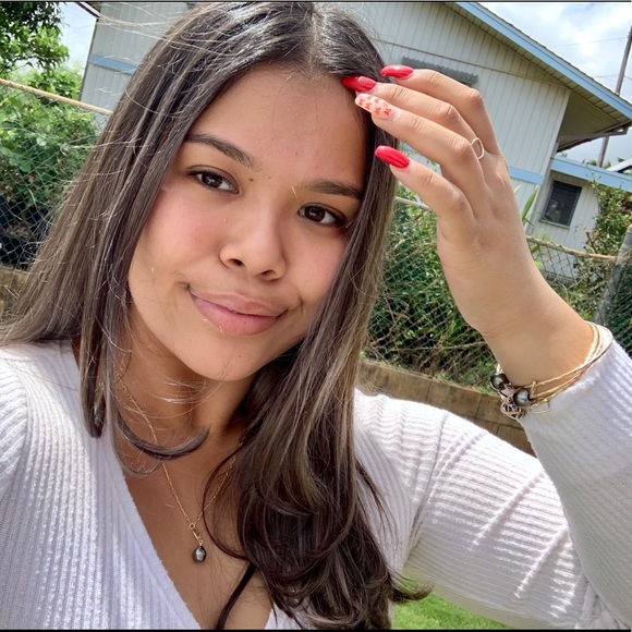 Profile Picture of Resa rae Rapozo (@resarapozo) on Poshmark