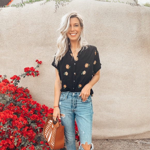 Profile Picture of Kelli Witt (@hazel_threads) on Poshmark