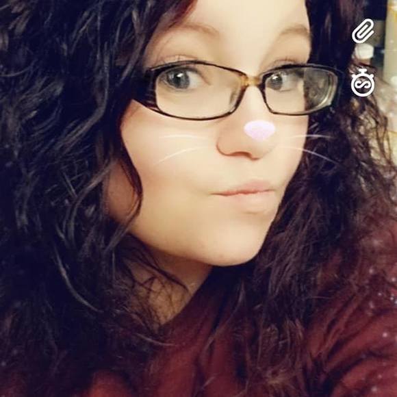 Profile Picture of Giovanna Weckel (@singlemama3157) on Poshmark