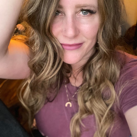 Profile Picture of Amanda Chambers (@acac21) on Poshmark