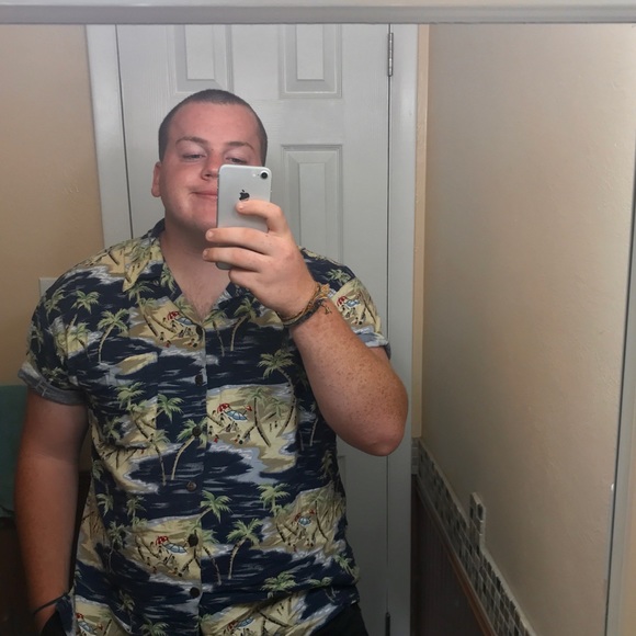 Profile Picture of Luke Anderson (@lukeanderson382) on Poshmark