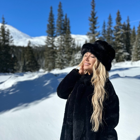 Profile Picture of Julianne Schreiber (@julianne360) on Poshmark