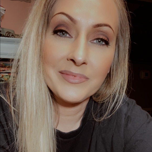 Profile Picture of Crystal Gee (@cici5683) on Poshmark