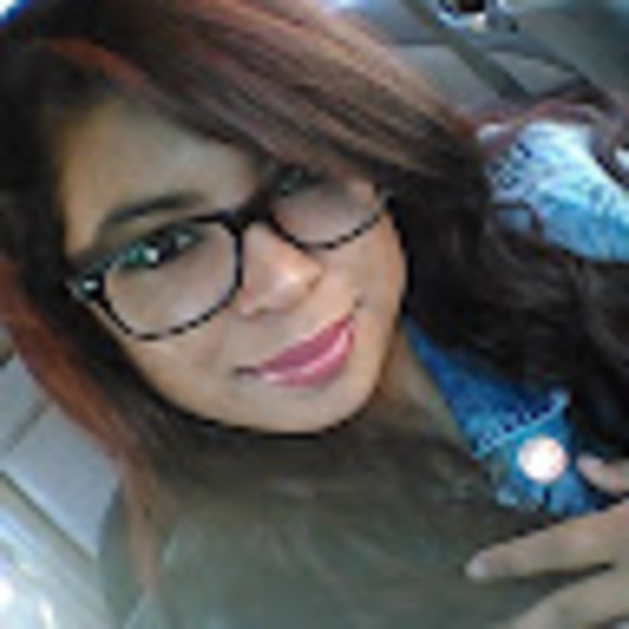 Profile Picture of Elizabeth Ward (@elizabethwar638) on Poshmark