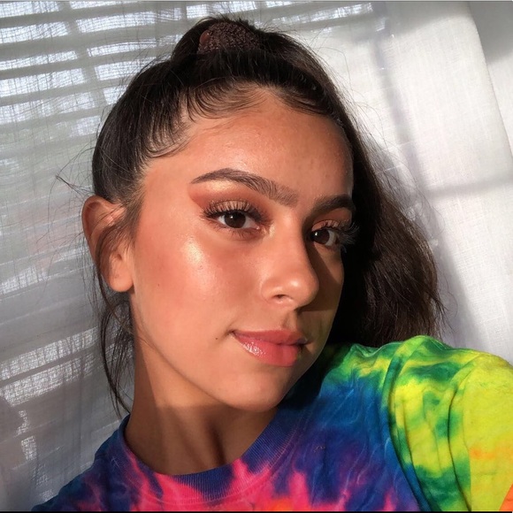 Profile Picture of Kelly Fuentes (@woahkelly) on Poshmark