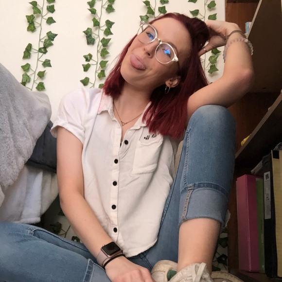 Profile Picture of Brittany Pfoltner (@bpfoltner) on Poshmark