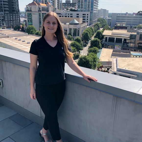 Profile Picture of Lorena Istvanovicz (@listvanovicz) on Poshmark