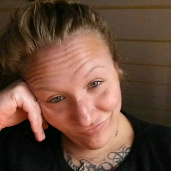 Profile Picture of Donielle Fothergill (@dfothergill85) on Poshmark