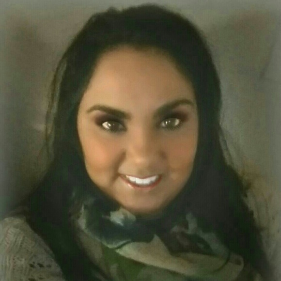 Profile Picture of Simone Savage (@simonesavage) on Poshmark