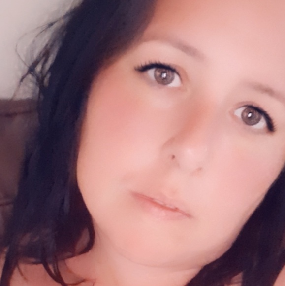 Profile Picture of Amy Greenham (@amygreenham) on Poshmark