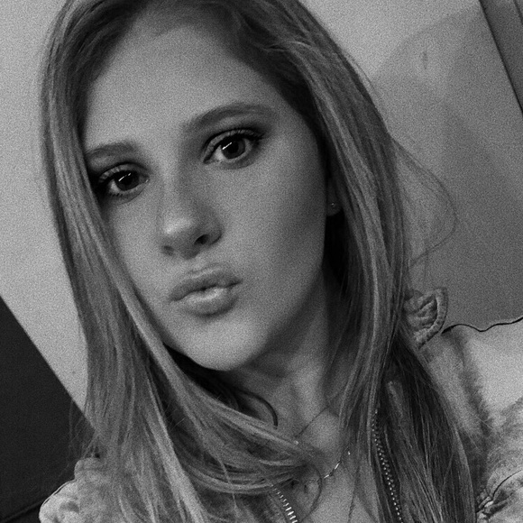 Profile Picture of Cassidy Ryan (@cassidyjryan) on Poshmark