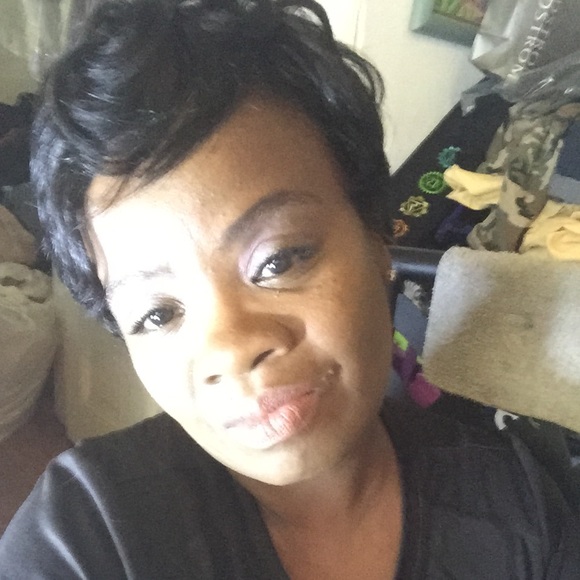 Profile Picture of Monique Mcclary (@fabfocusedfree) on Poshmark