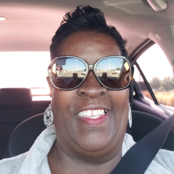 Profile Picture of Lorna Davis (@get4me2018) on Poshmark