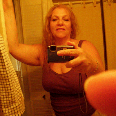 Profile Picture of Suzanne Grundy (@szanne7000) on Twitter