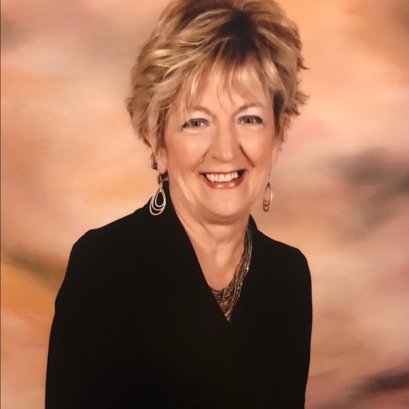 Profile Picture of Roberta Anderson (@dc05118) on Poshmark