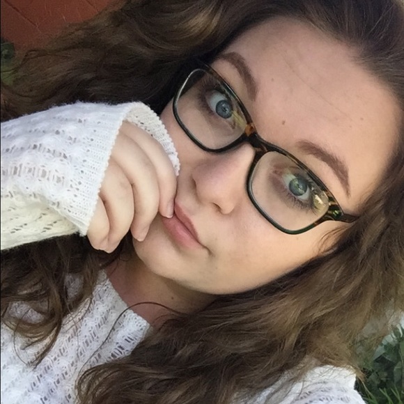 Profile Picture of Bailee Thomas (@baileet15) on Poshmark