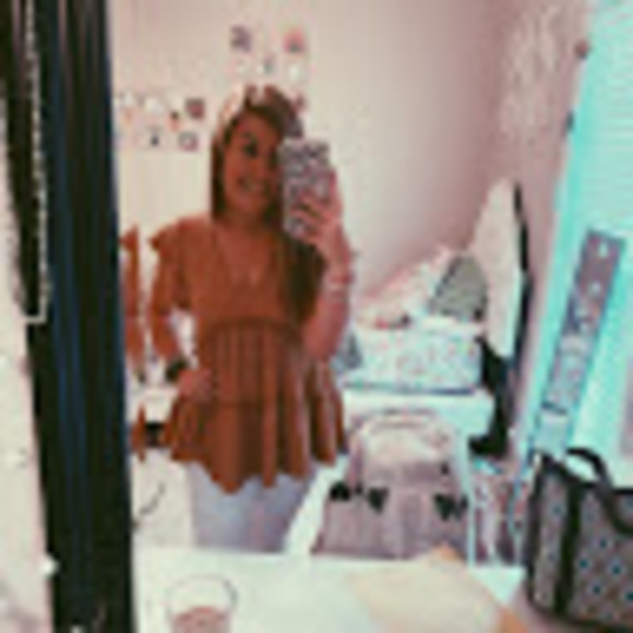 Profile Picture of Loren Hinshaw (@l_hinshaw) on Poshmark