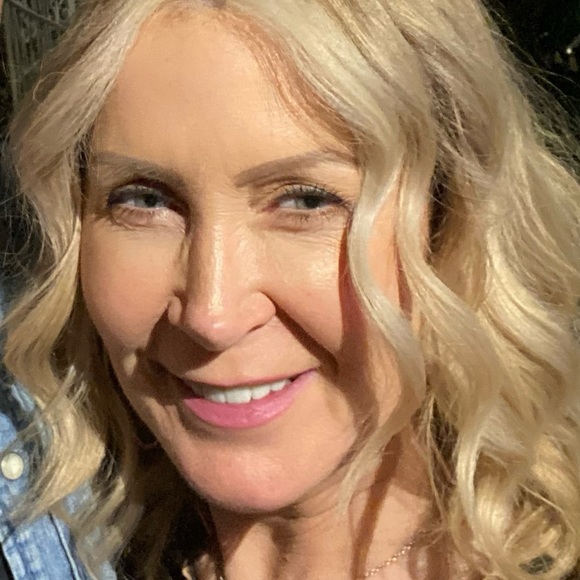 Profile Picture of Julie Roberts (@julieroberts318) on Poshmark