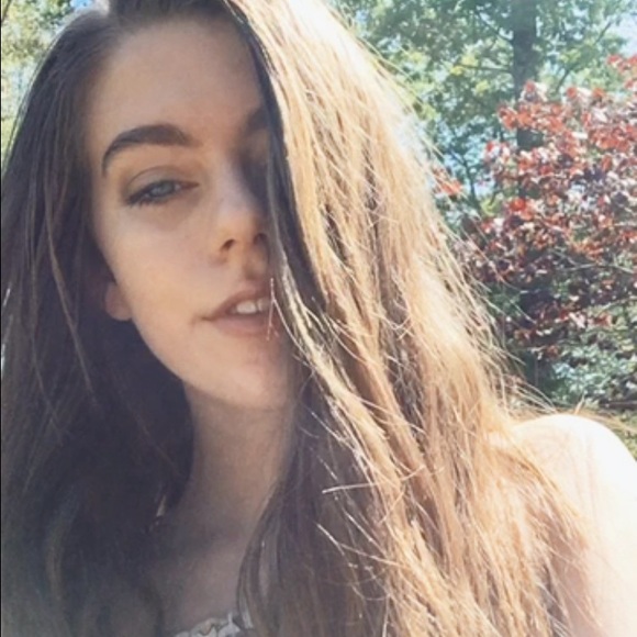 Profile Picture of Emily Herzog (@eemilyhh) on Poshmark