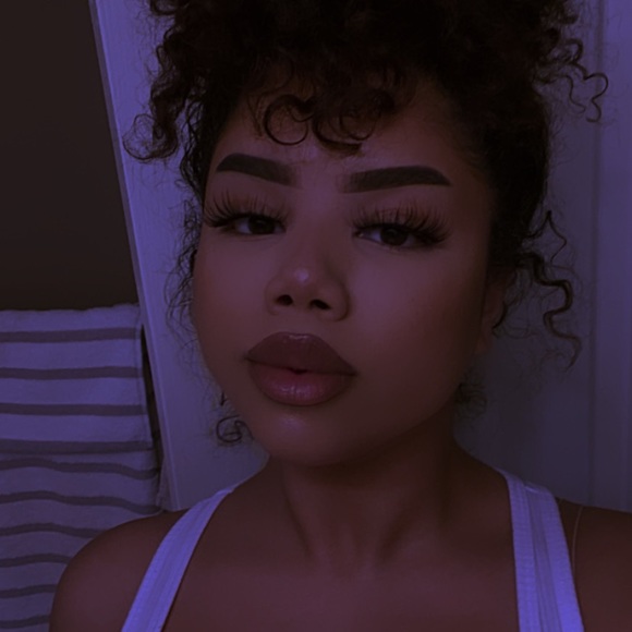 Profile Picture of Natalia Cobbs (@taliacobbs21) on Poshmark