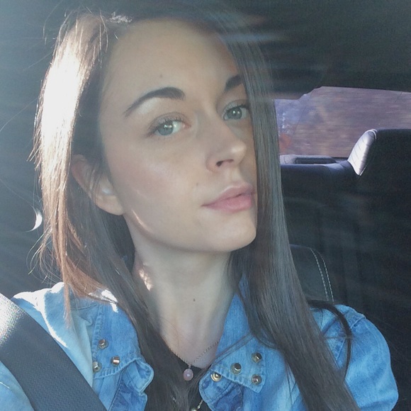 Profile Picture of Haley Wagoner (@haleynoelll) on Poshmark