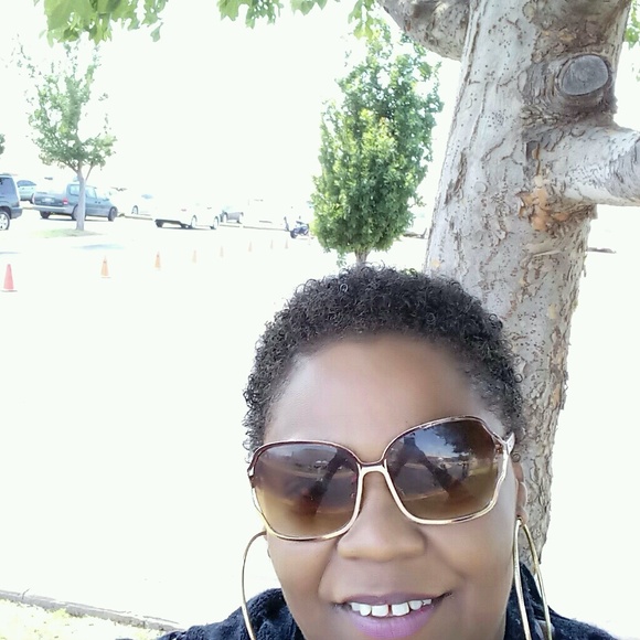 Profile Picture of Rosalind Griffin (@sugarroz) on Poshmark