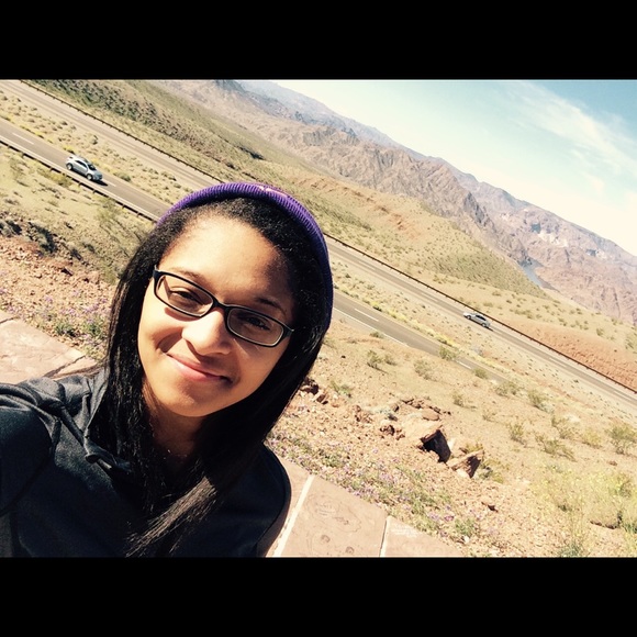 Profile Picture of Savannah Willis (@savynicole) on Poshmark