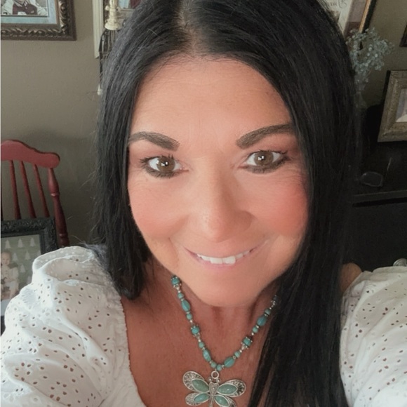 Profile Picture of Lisa Munroe (@lisadynell) on Poshmark