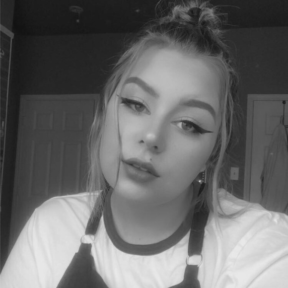 Sarah Peters-logue - Poshmark Profile Picture of Sarah Peters-logue (@lol_sarha) on Poshmark