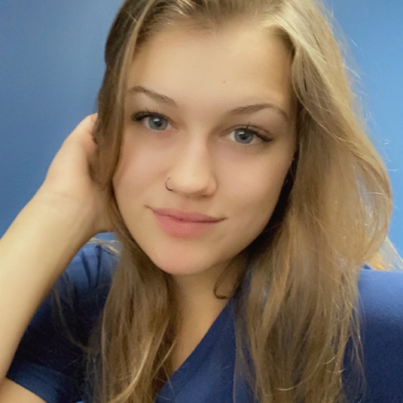 Profile Picture of Julia Walter (@julez1994) on Poshmark