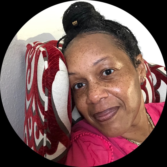 Profile Picture of Tonya Giles (@trgiles) on Poshmark
