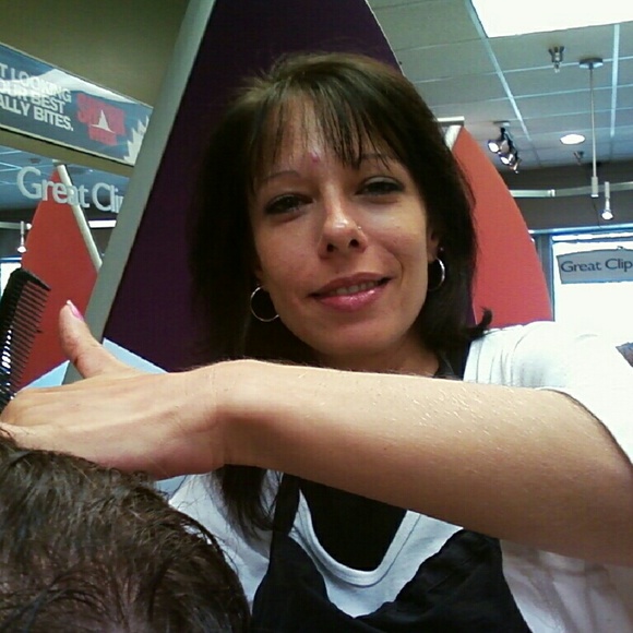 Profile Picture of Jennifer Rudolph (@jennisue5) on Poshmark