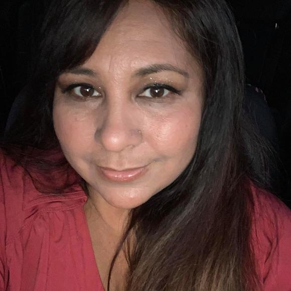 Profile Picture of Vanessa Mendoza (@vness381) on Poshmark