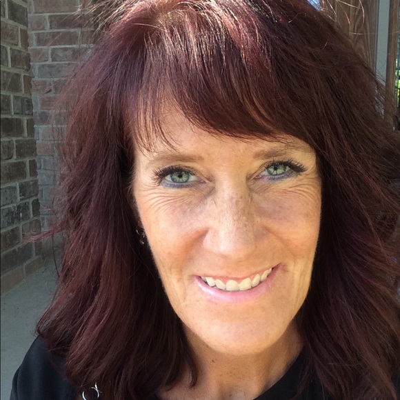 Laura Gates - Poshmark Profile Picture of Laura Gates (@lbgates10) on Poshmark