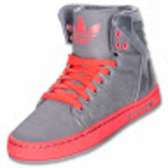 Profile Picture of Simone Medeiros (@babyb12302) on Poshmark