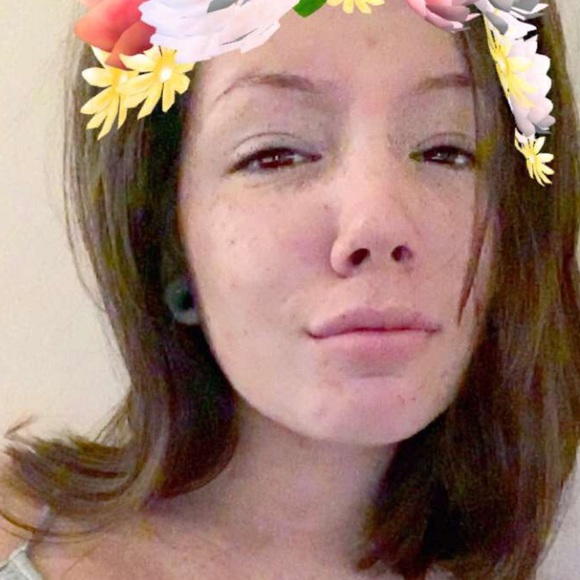 Profile Picture of Amanda Simmonds (@amandajsimmonds) on Poshmark
